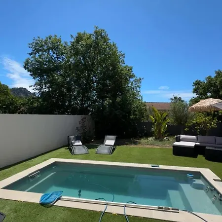 Belle Avec Piscine Dans Un Quartier Calme *